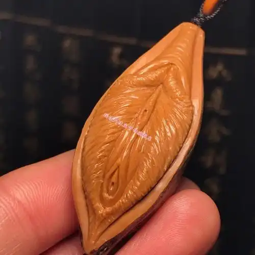 云款 橄榄核雕刻《生命之源-吊坠》精选老油核雕刻,颜色红润核质饱满