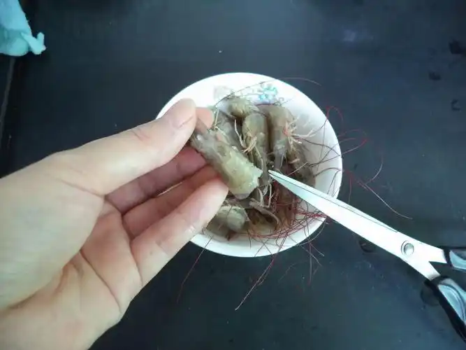 世界杯美食——椒盐虾头的做法图解3