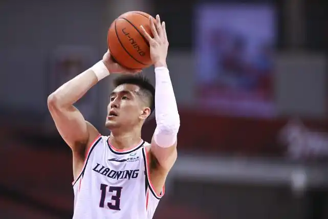 郭艾伦准备投篮