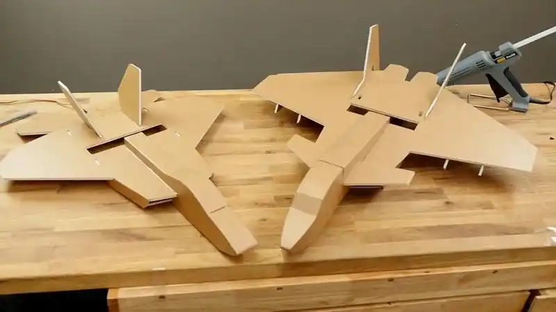 用硬纸板打造的屌丝专用f-22猛禽战斗机