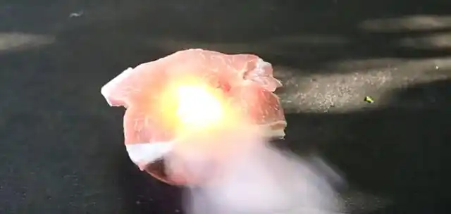 死亡之雨"白磷弹"有多恐怖?1000度高温烧穿皮肉,置身地狱