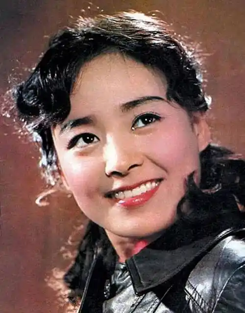 在此,送上张瑜老照片一册,一起珍藏20世纪的银幕佳人.