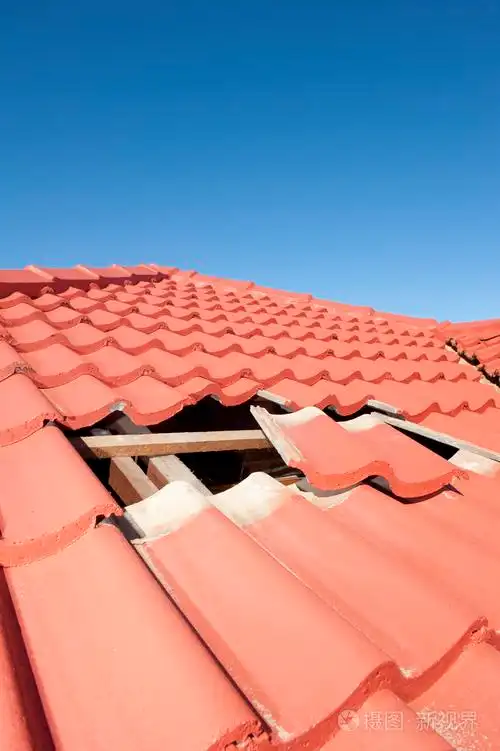 损坏的红瓦屋顶建筑房子