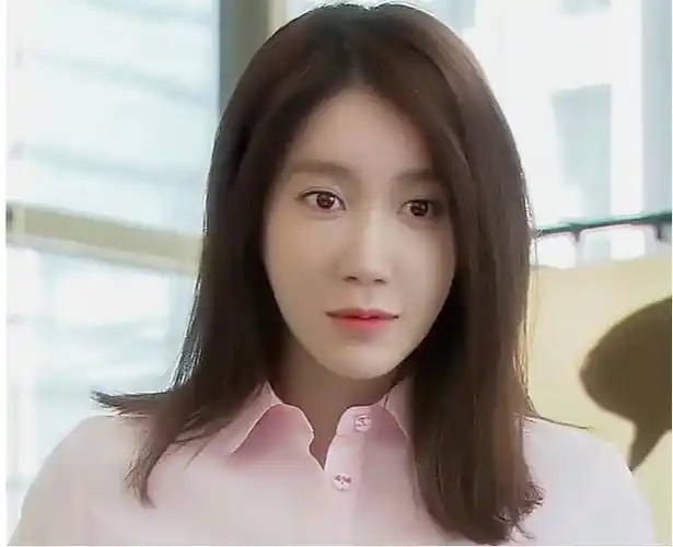 其实在拍摄《结婚三次的女人》时,就有人说李智雅整容了,如今不过是