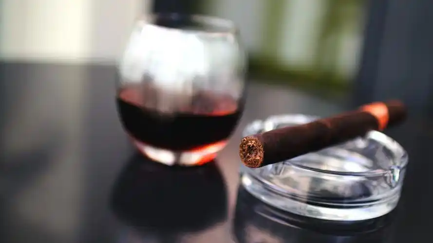 雪茄烟图片-品牌壁纸-高清品牌图片-第2图-娟娟壁纸