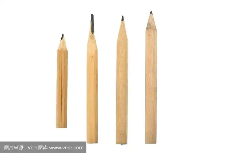 不同的短铅笔在孤立的白色背景
