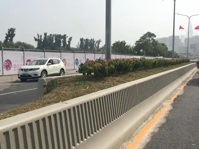 项目部门口中央分隔带防撞墙计划完成工程量110米,现已全部完成110米