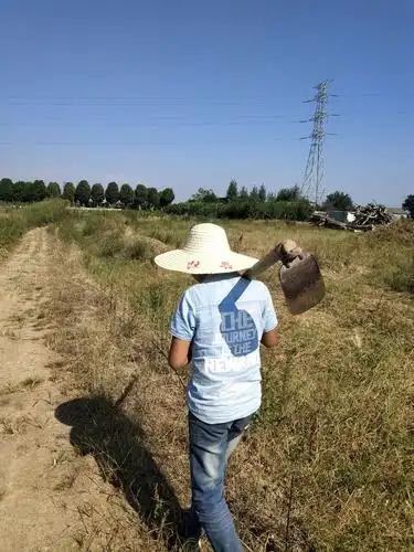 咦,带着草帽,背着锄头是要去锄草吗?