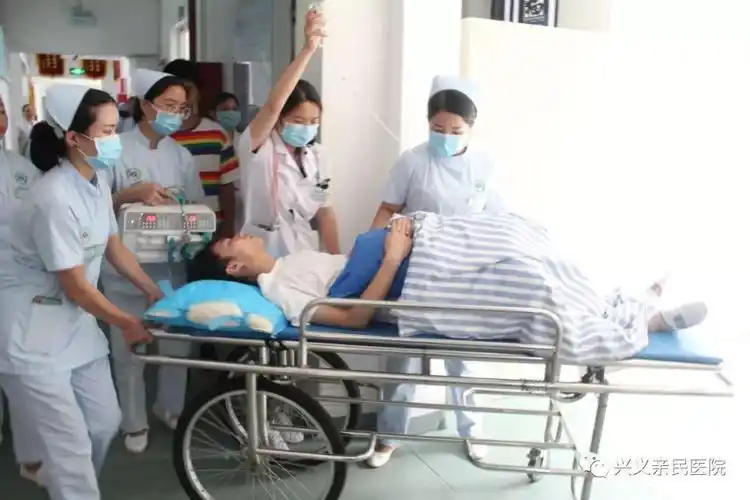 兴义亲民医院举行急诊急救应急演练考核