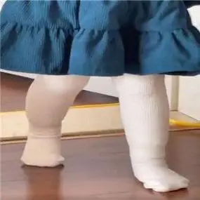 让很多人都爱上蔡文姬这个小女孩,当然火的还有蔡文姬的jiojio,这可爱