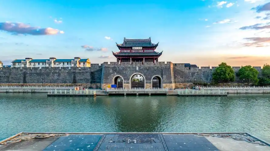 平门是苏州火车站南广场的一道重要风景,彰显了苏州古城特色来源:情调