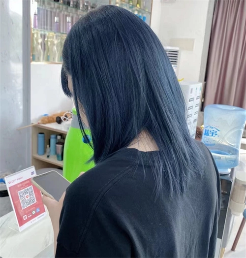 超级无敌显白发色 最新流行染"鸢尾蓝"_染发发型 - 美发站