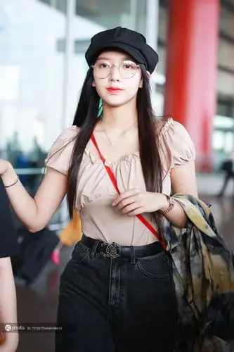 独家程潇一脸傲娇奶凶现身机场皮肤白到发光少女力十足