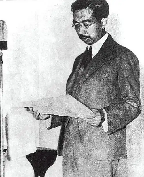 日本裕仁天皇宣读投降书