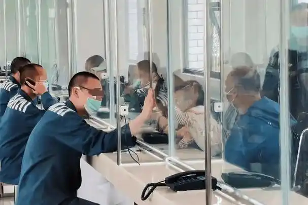 监狱里每个服刑人员都像机器上零件,一直在转动,累了也无法停下来.