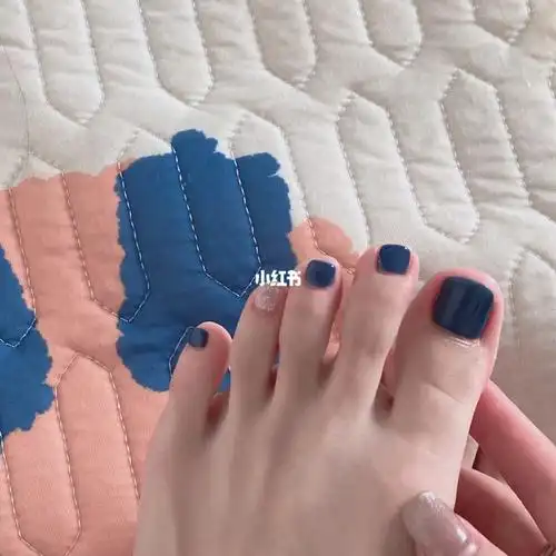 藏蓝色脚趾甲