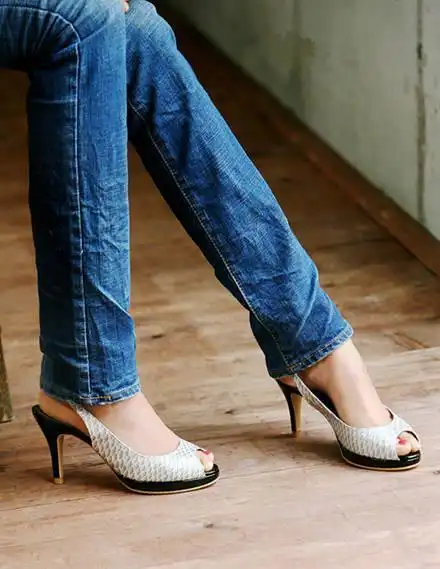 鱼嘴鞋(鞋头顶端有一块鱼嘴形镂空的鞋)_石塘网