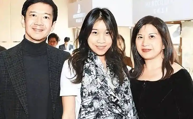 母亲杨敏德是一家棉纺古装制造企业溢达团体的董事长.