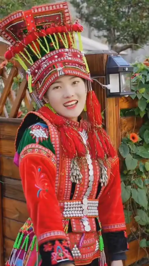 漂亮的彝族姑娘#边走边唱 #这里的歌