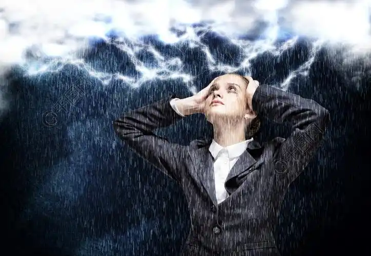 面对问题的女商人年轻人陷入困境的女商人用手在头上