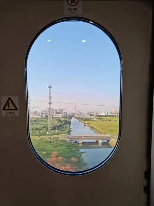 高铁车窗盛满风景