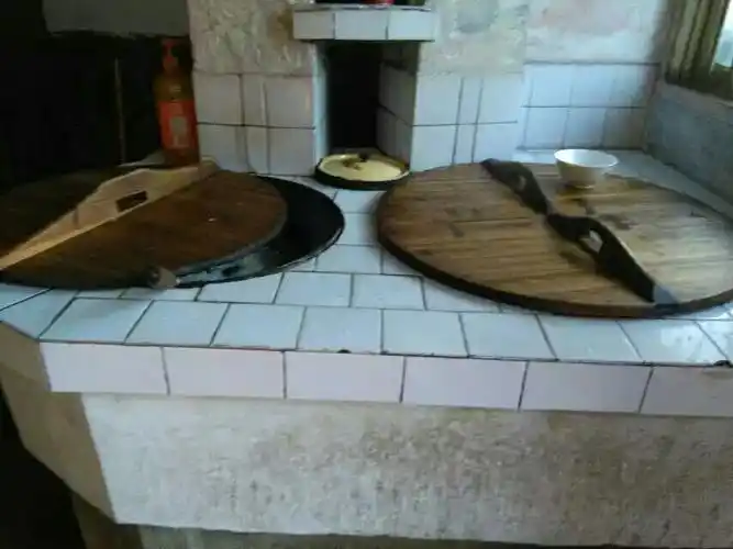 在这鸟语花香的季节 有阿娜多姿的鲜花,农村大锅灶,烧出可口的菜肴,有