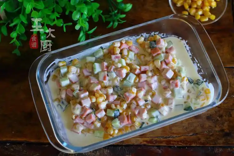 准备食材:黄瓜,玉米,火腿,沙拉酱,酸奶.