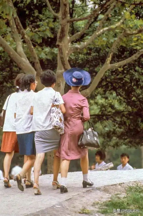 老照片:1970年的北京旧影,图11女子怎么看都不像那个年代的