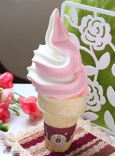 草莓牛奶味甜筒