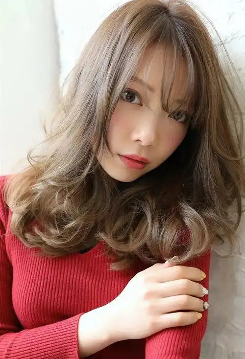 2021女长发烫发发型图片 一见倾心的女孩子卷头发_发型造型_宝妈时尚