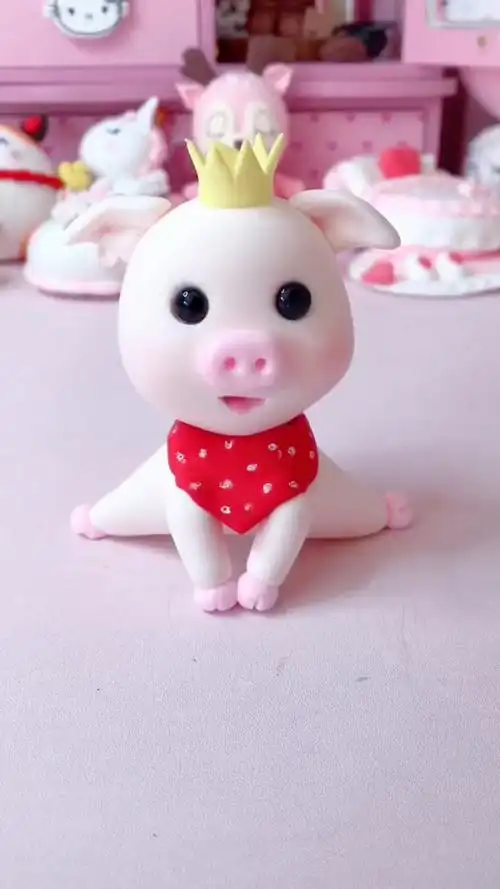 一只超可爱的小猪猪,也是粘土制作的,看着就特别的棒!