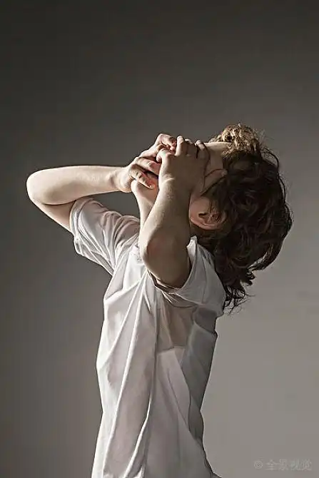 男孩_捂脸_上方_灰色背景_图片素材