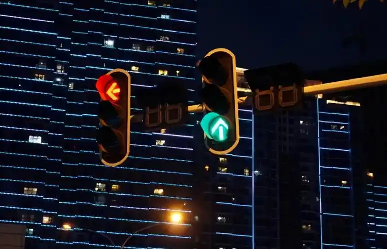 那么,现实的大汽车圈有没有啥神车,能够对红绿灯未卜先知吗?