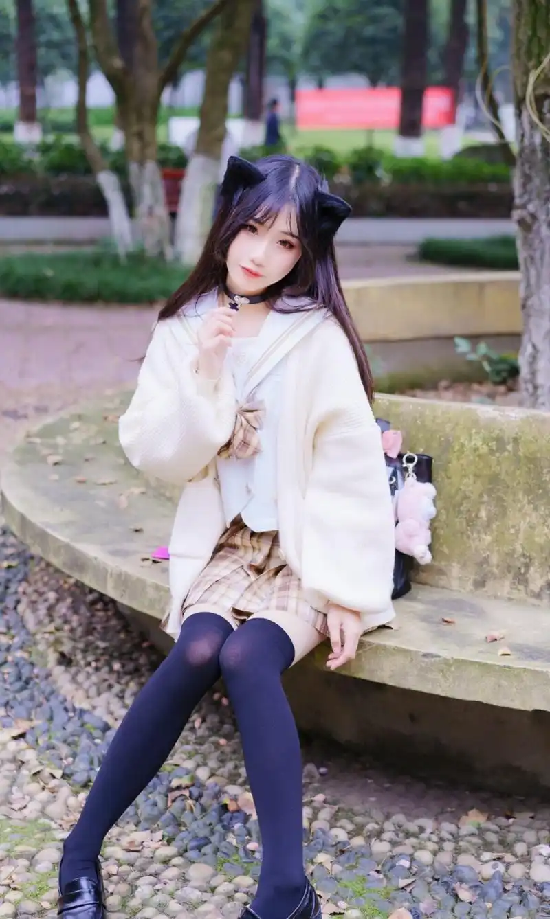 穿过膝"黑丝"的猫耳jk少女,一个人在公园好无聊,你能来陪我吗