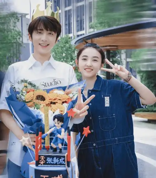 张子枫与人气男演员合作,新cp摸头杀太甜了,剧没播大家就嗑上_张新成