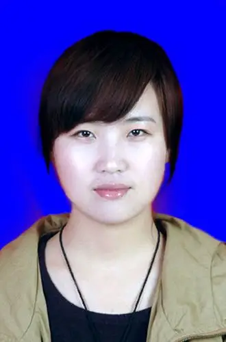 急求大神帮忙,帮小女子把这张证件照片p成蓝底的两寸照片,小女子感激