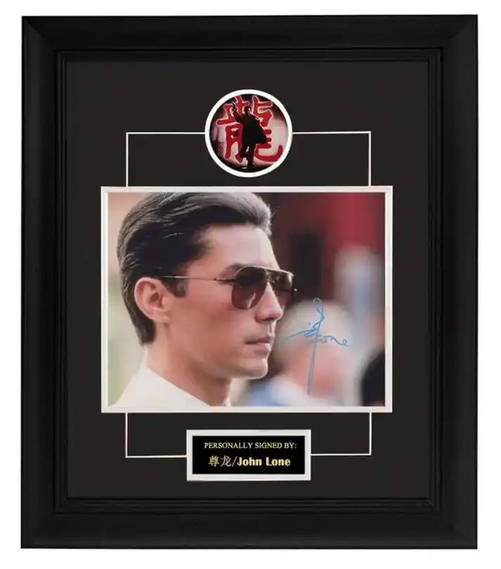 尊龙 john lone 龙年 亲笔签名照片裱框 含证书  - 抖音