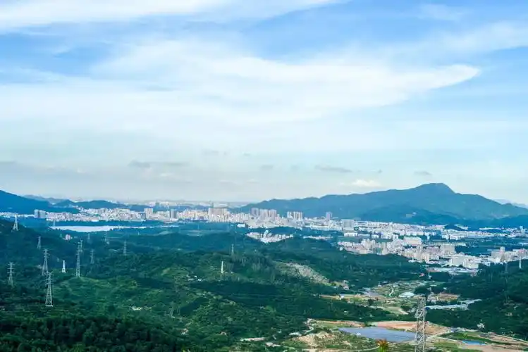 深圳福永凤凰山上看美景