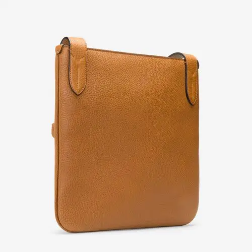 男士浅棕色皮革斜背包