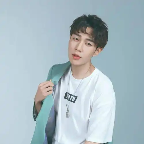 小锅2012明日之星主持人选拔赛 冠军动感101主持人小短25日,他们来到