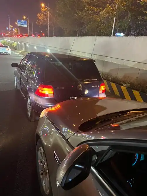 小雨夜晚高峰遭遇女司机追尾