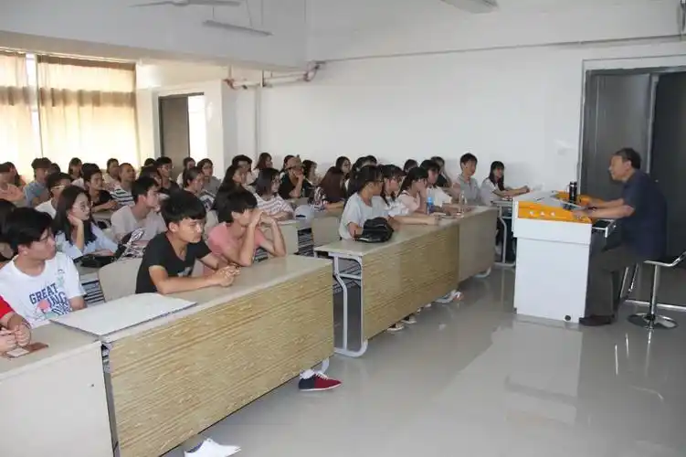 央视法律讲堂主讲人南开大学柏桦教授应邀来校讲学