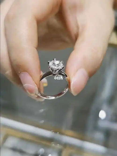 要简单六爪,但是视觉要显大的钻戒款式,这不就来了嘛!