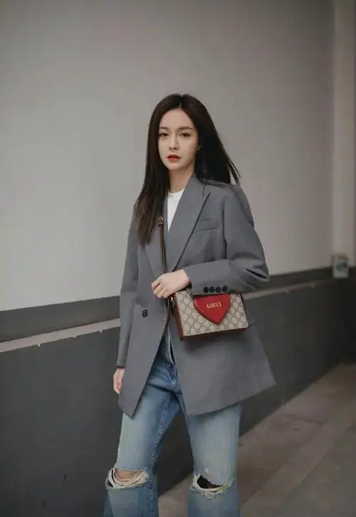 沈梦辰越来越会穿了,粉色西装配牛仔短裤实力秀长腿,少女感满满