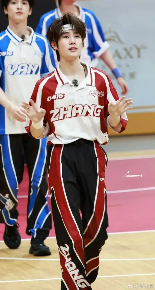 张真源射箭姿势