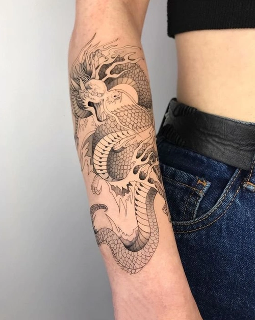 适合纹在手臂上的龙纹身