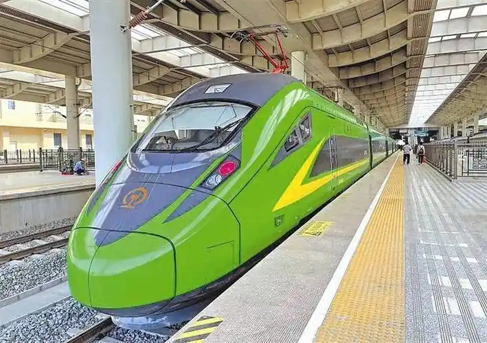 大连机车鼓形"绿巨人"助力第十四届全运会_动车组