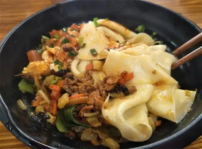 陕西美食biangbiang面面条似裤带辣椒是灵魂真香