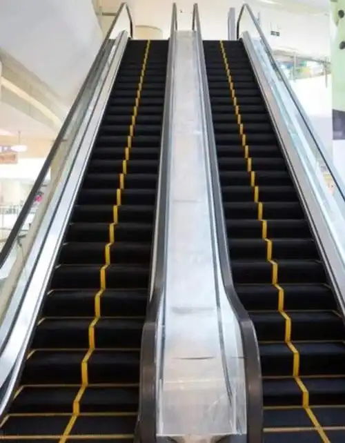 电梯扶手除了脏,还可能暗藏伤人的针!你乘坐电梯,会扶扶手吗?