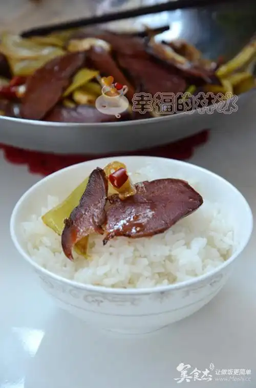 足以勾起你馋虫的腊猪舌炒莴笋